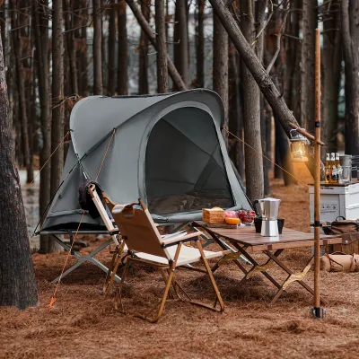 Tente dôme avec lit de camp pliant
